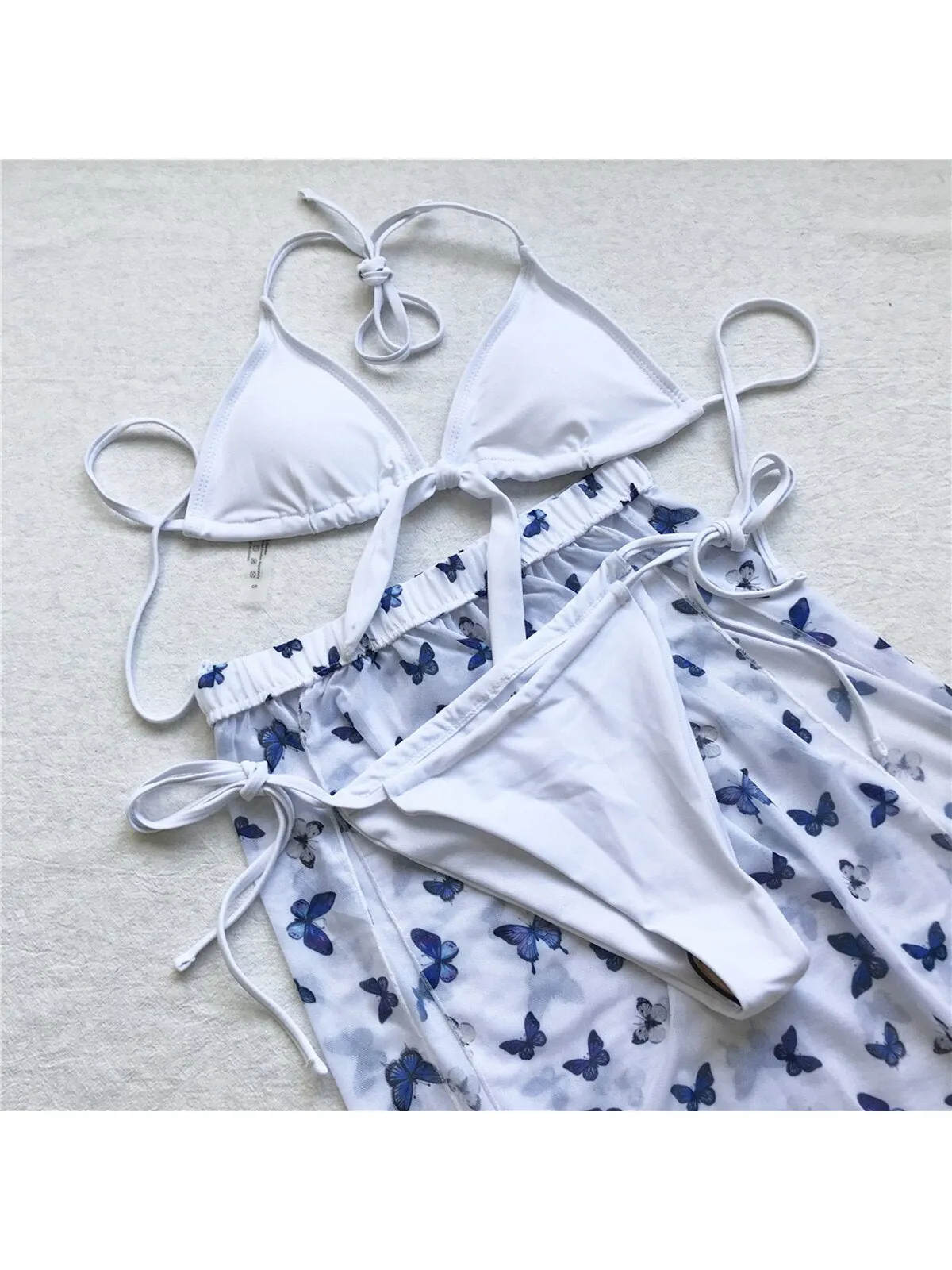 Atemberaubendes dreiteiliges Neckholder-Bikini-Set mit Schmetterlings-Sarong
