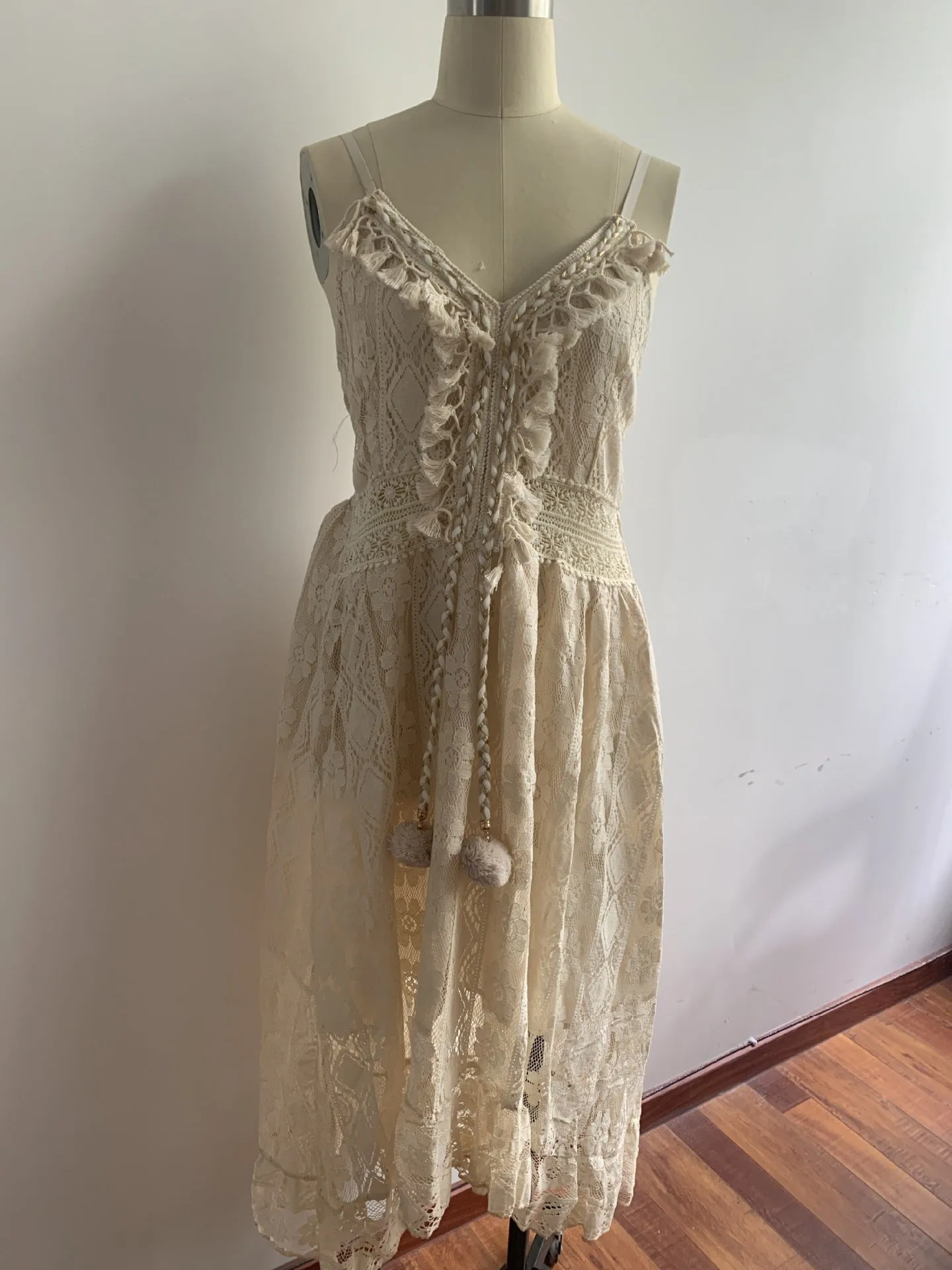 Boho Bliss Spitzenkleid mit Quaste